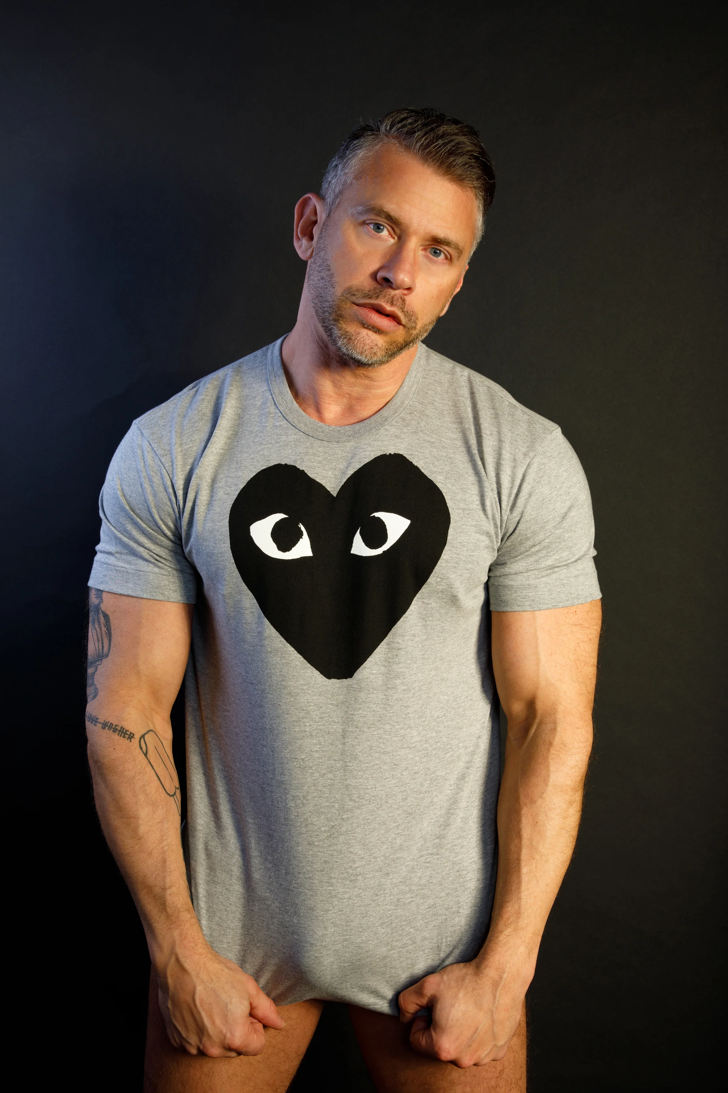 COMME des GARÇONS PLAY BLACK HEART ON GRAY TEE - Image 3