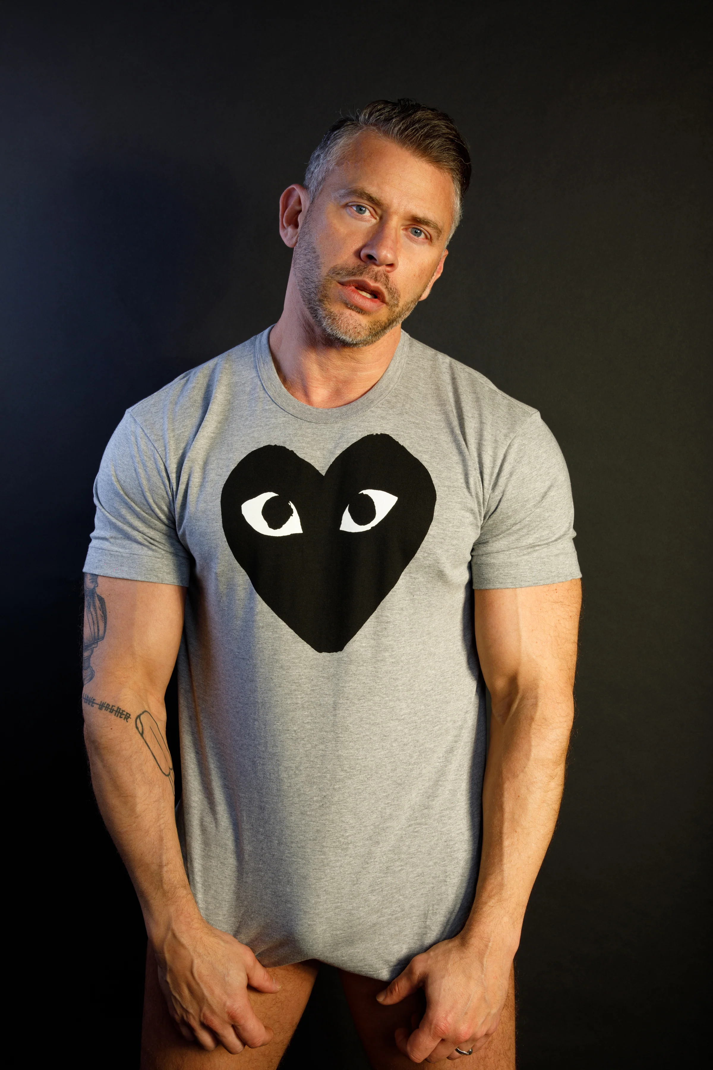 COMME des GARÇONS PLAY BLACK HEART ON GRAY TEE - Image 4