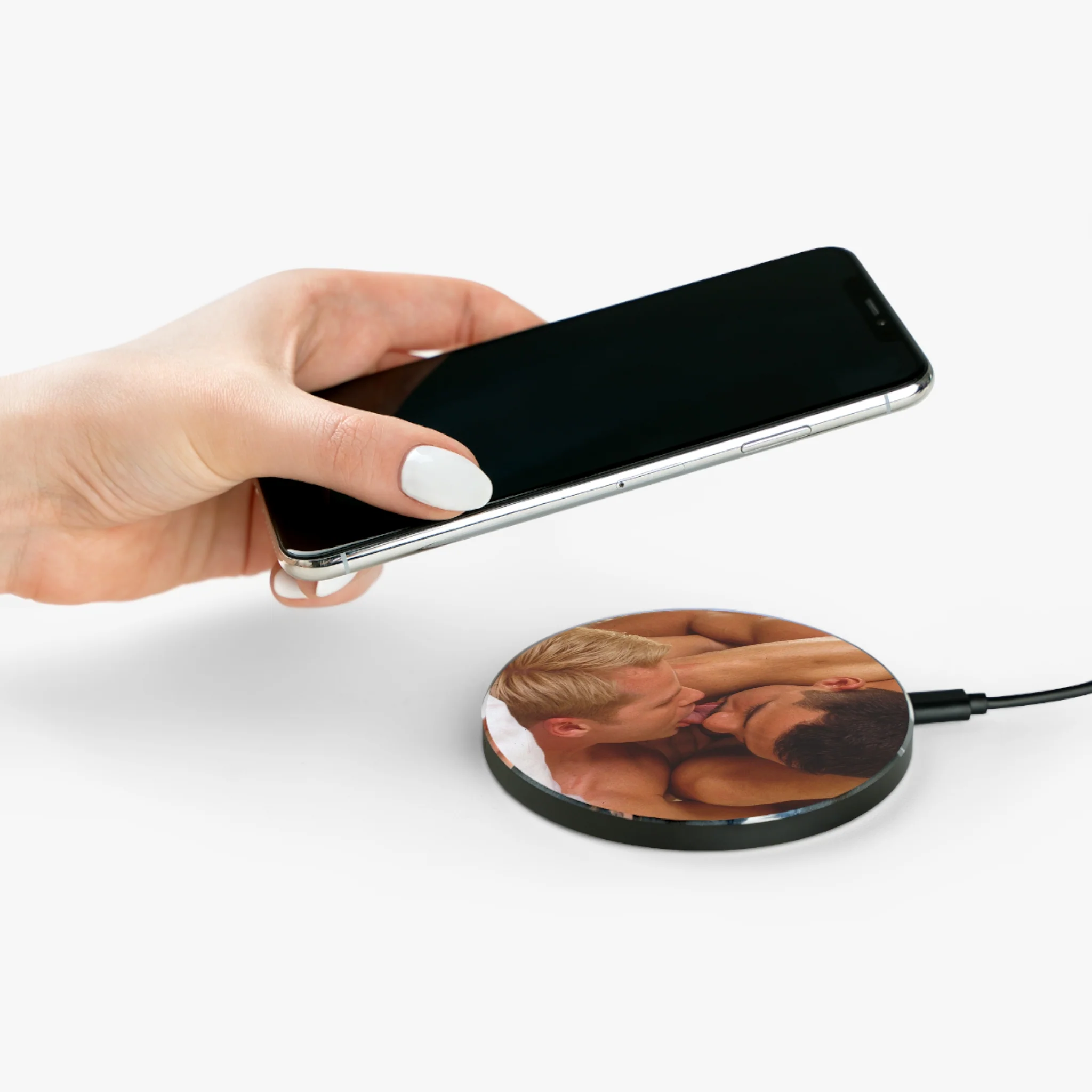 GET IT ON Wireless Charger by CHUCK X CULTUREEDIT - Image 4