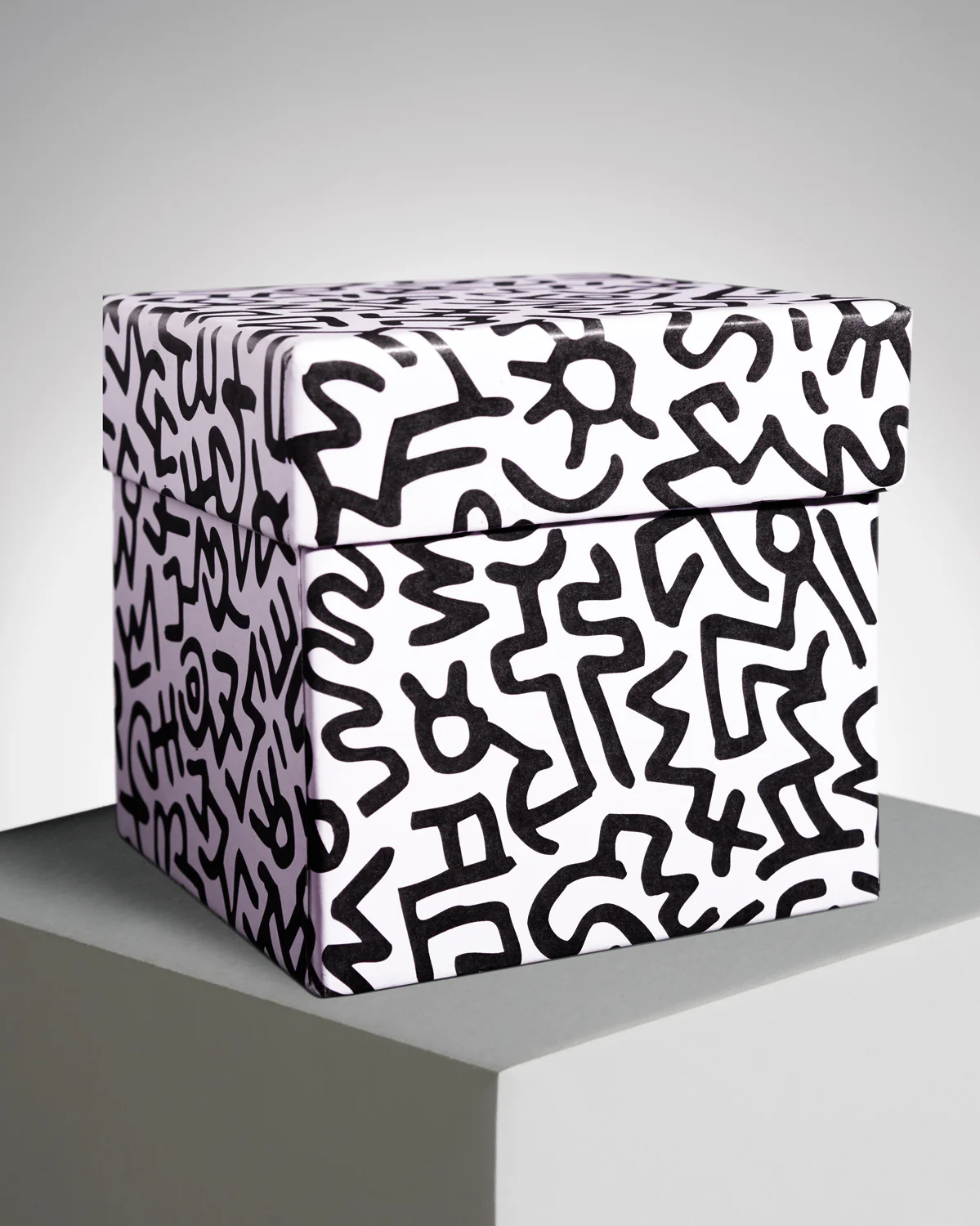 KEITH HARING "RED ON WHITE" SQUARE PERFUMED CANDLE - Image 9