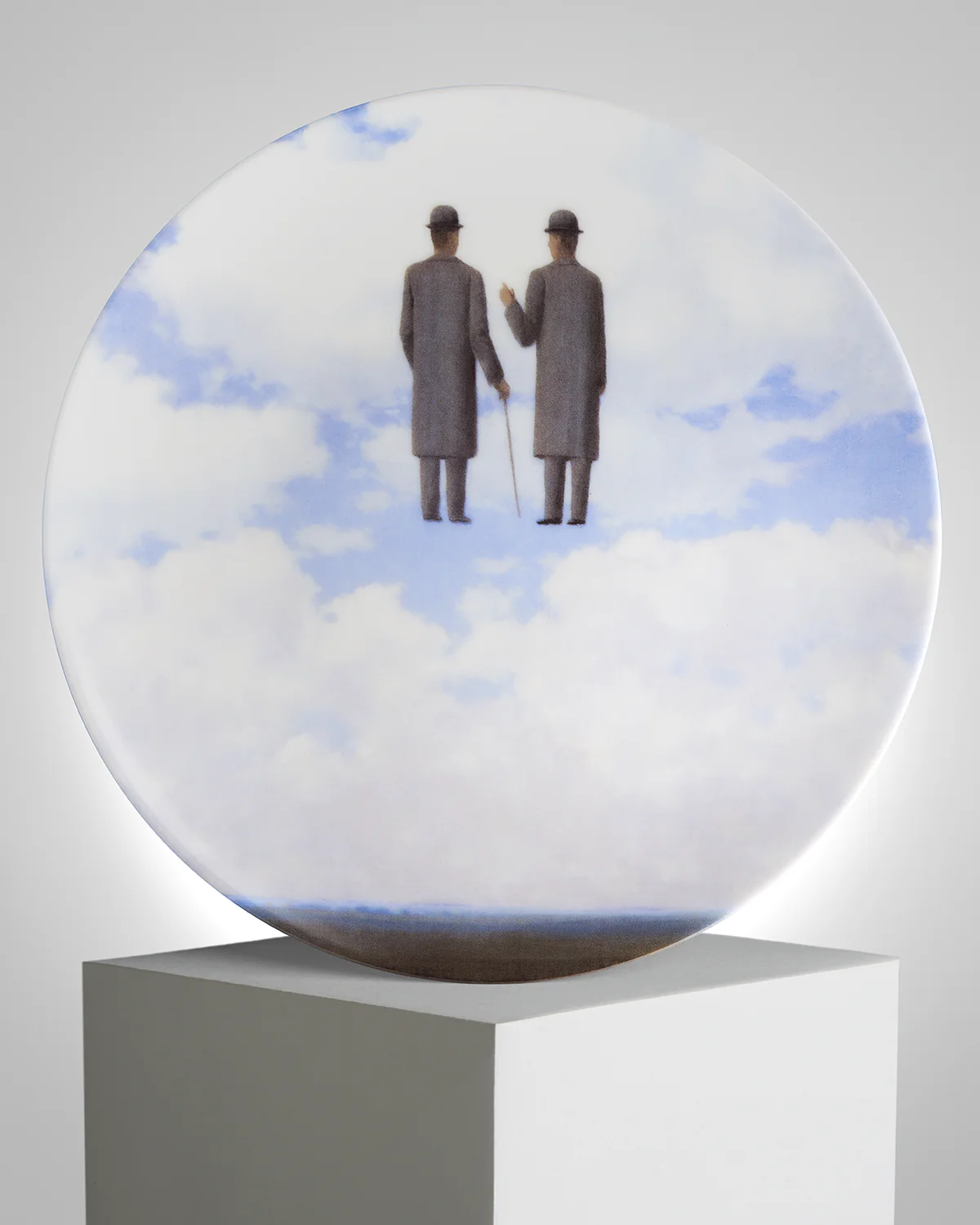MAGRITTE PORCELAIN PLATE LA RECONNAISSANCE INFINIE - Image 2