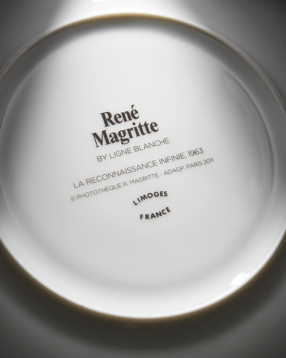 MAGRITTE PORCELAIN PLATE LA RECONNAISSANCE INFINIE - Image 3