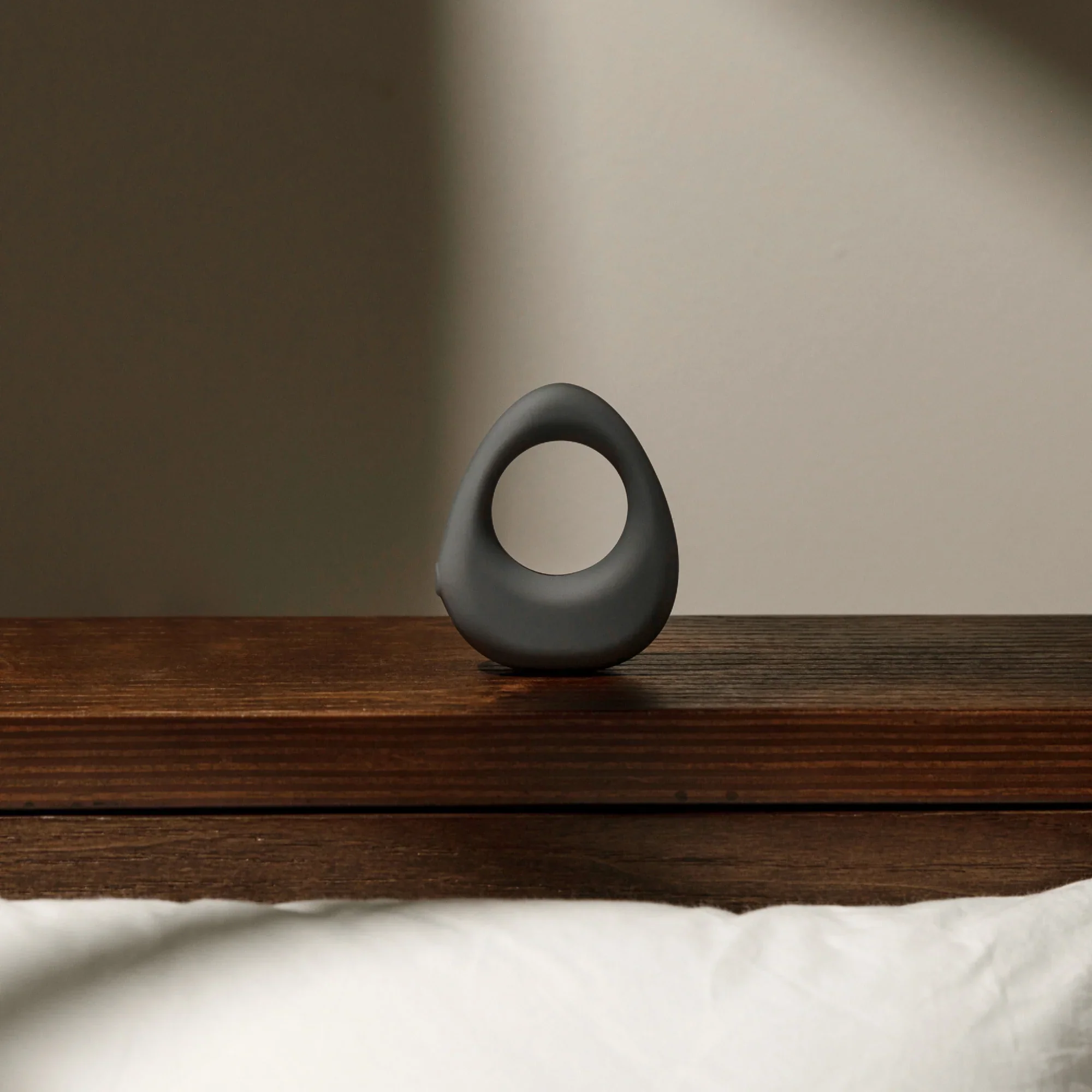 Maude BAND vibrating cock ring - Charcoal - Image 2