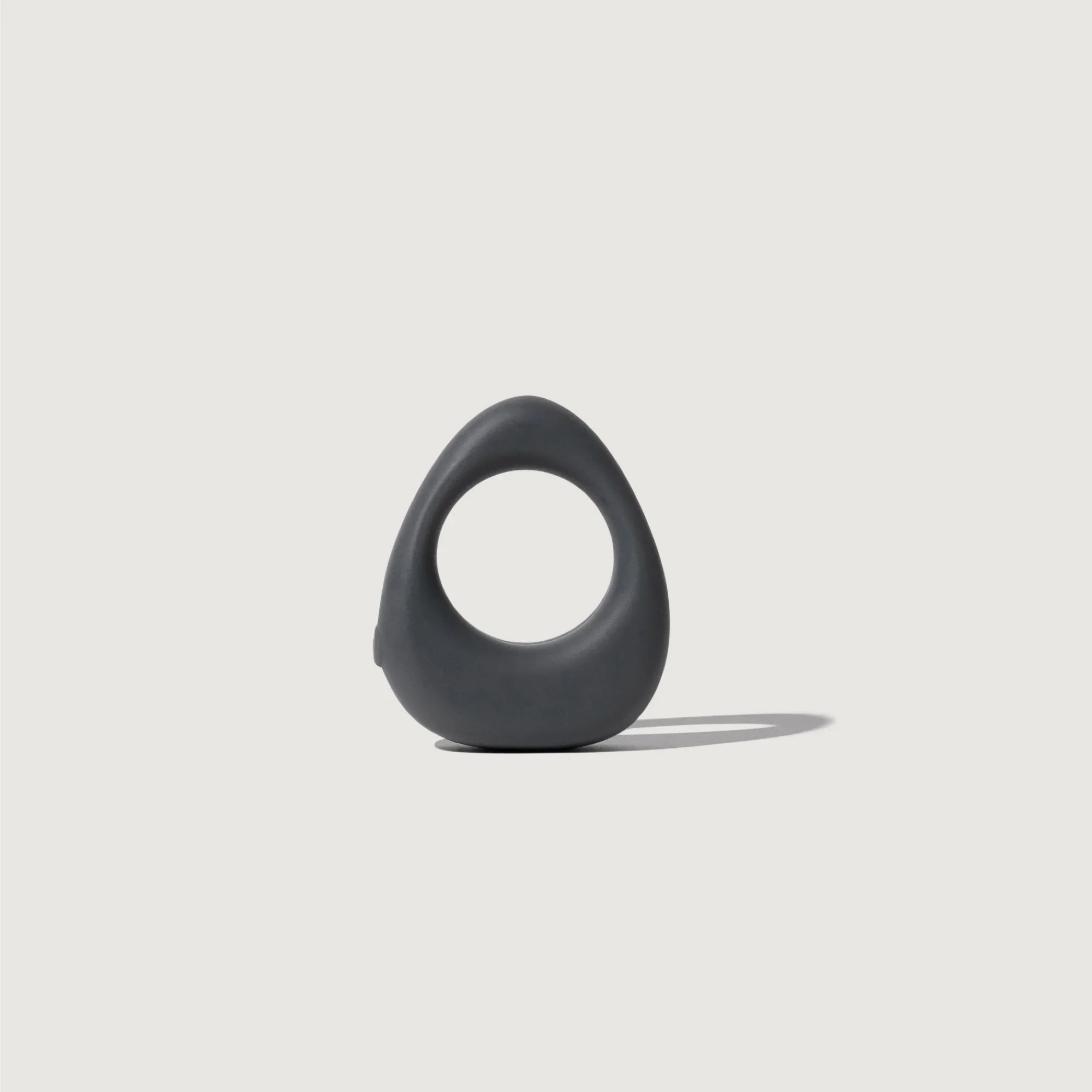 Maude BAND vibrating cock ring - Charcoal - Image 5
