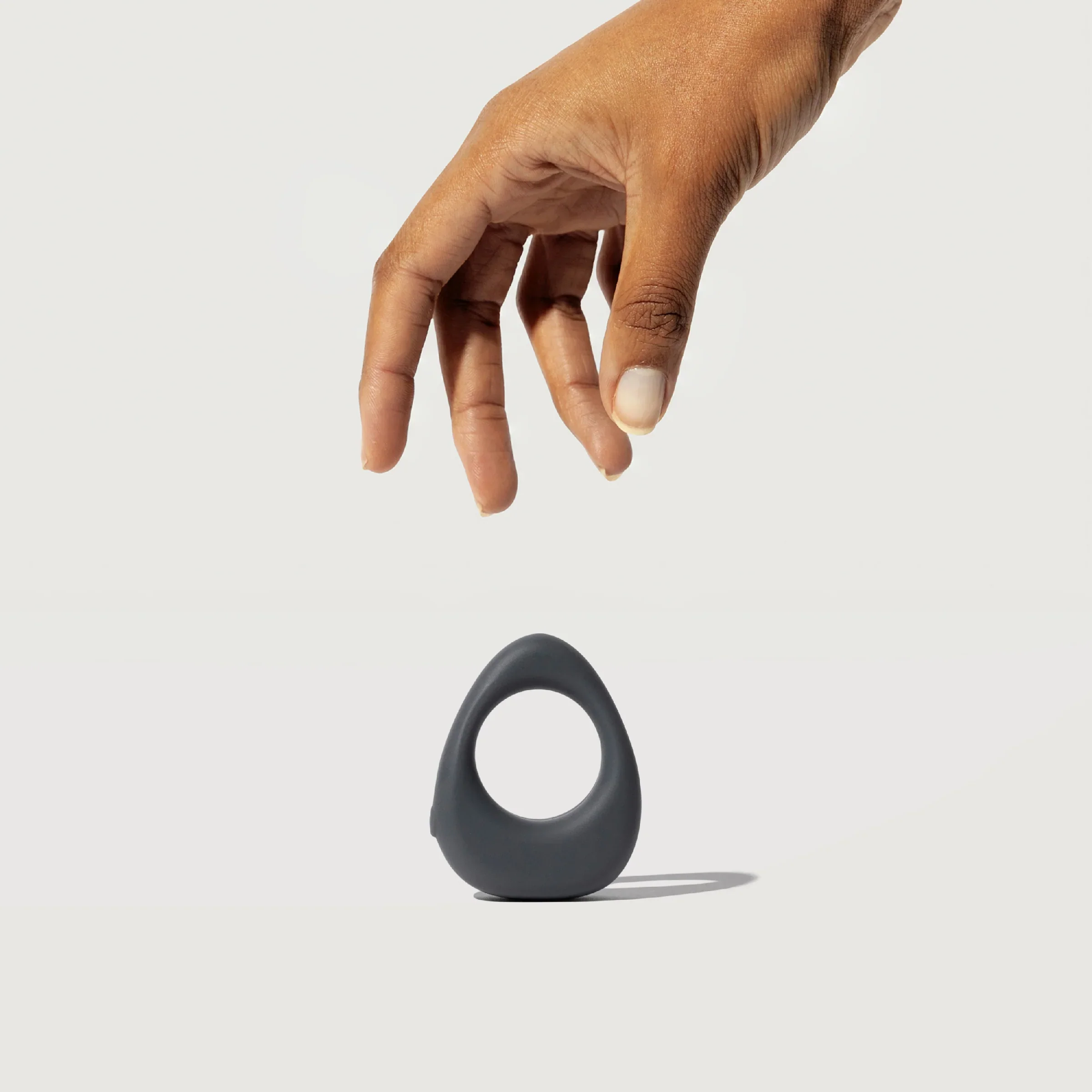 Maude BAND vibrating cock ring - Charcoal - Image 6