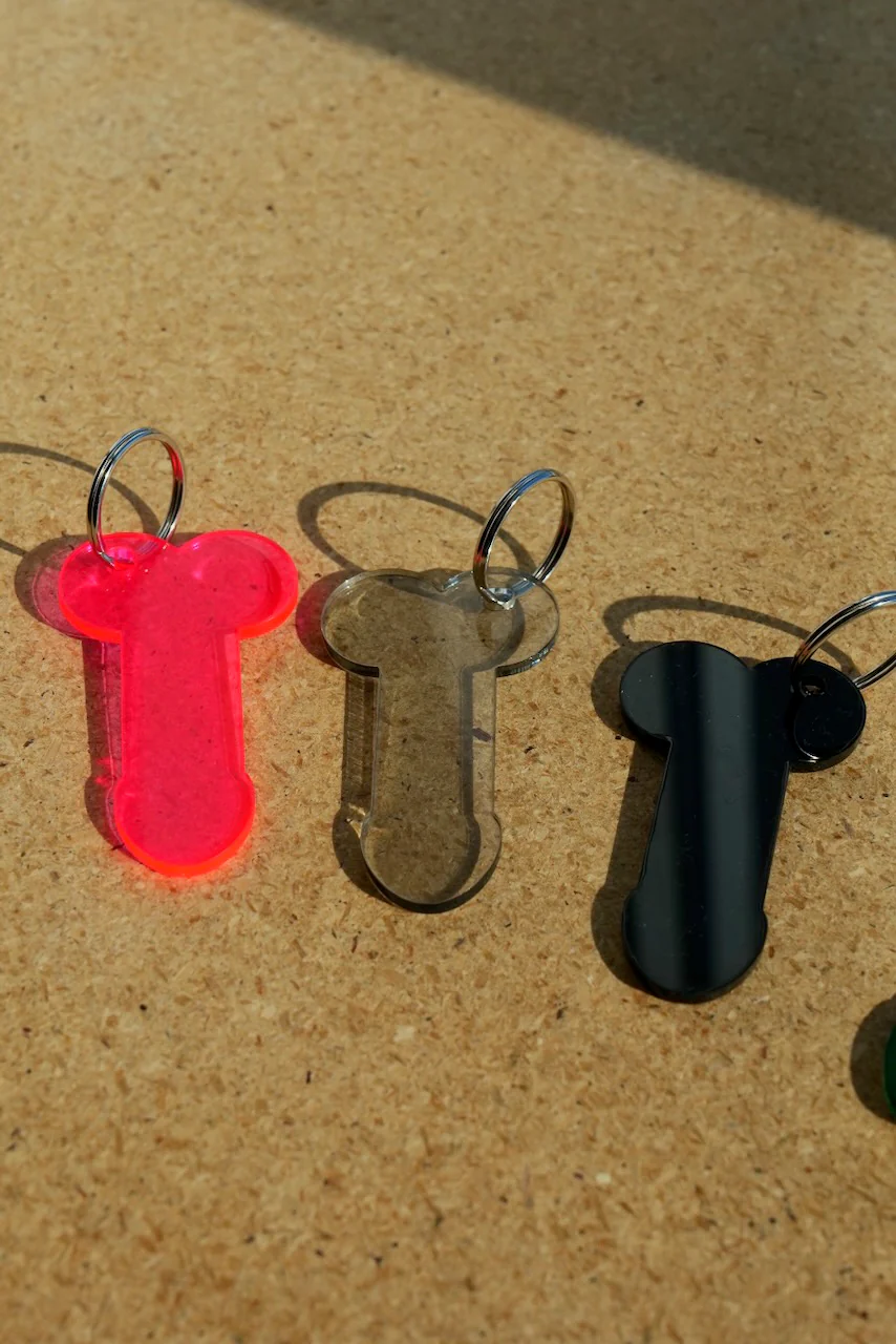 NICLAS HENRIKSEN PINK D KEYCHAIN - Image 3