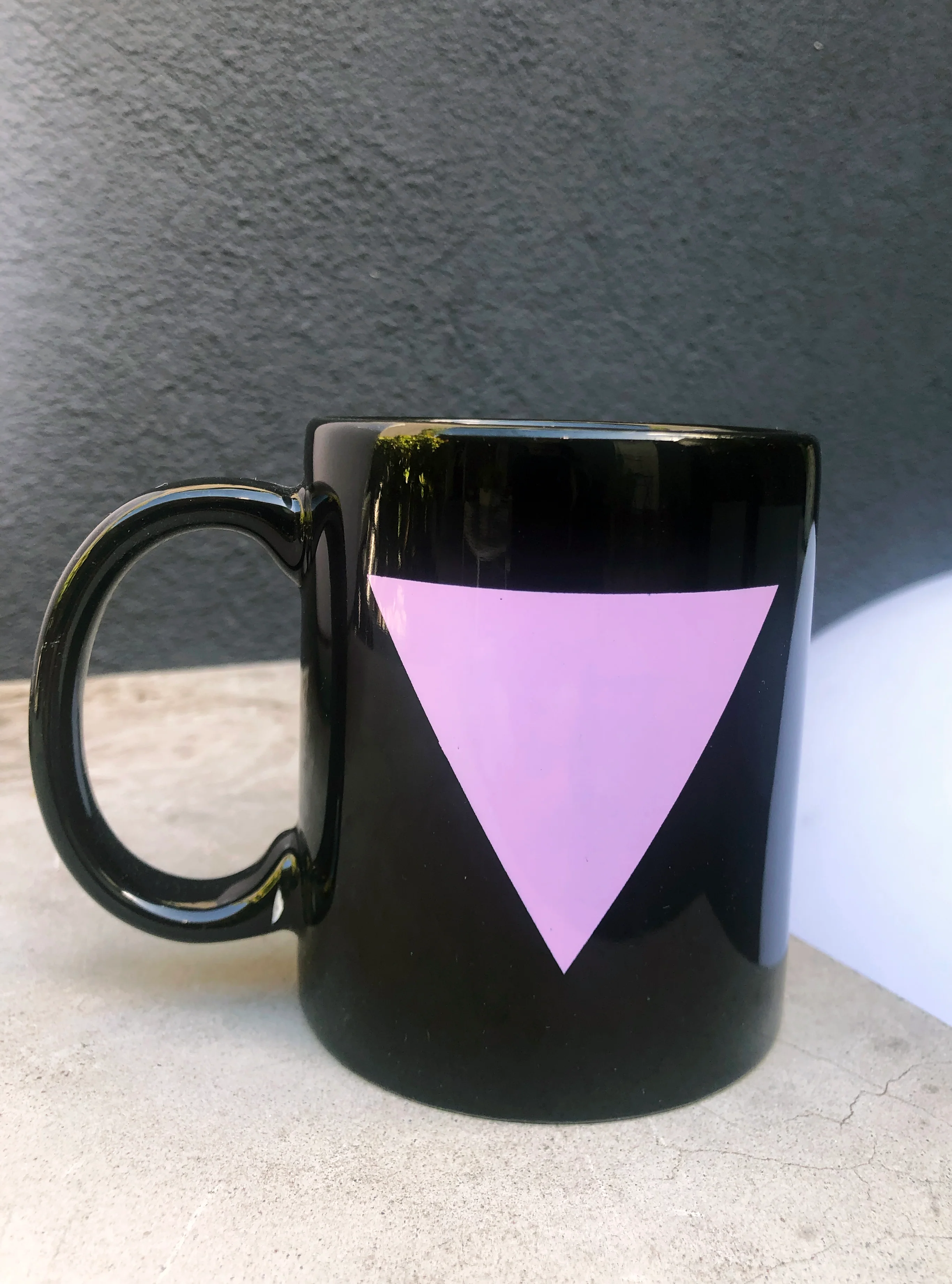 Pink triangle mug in black - Image 3