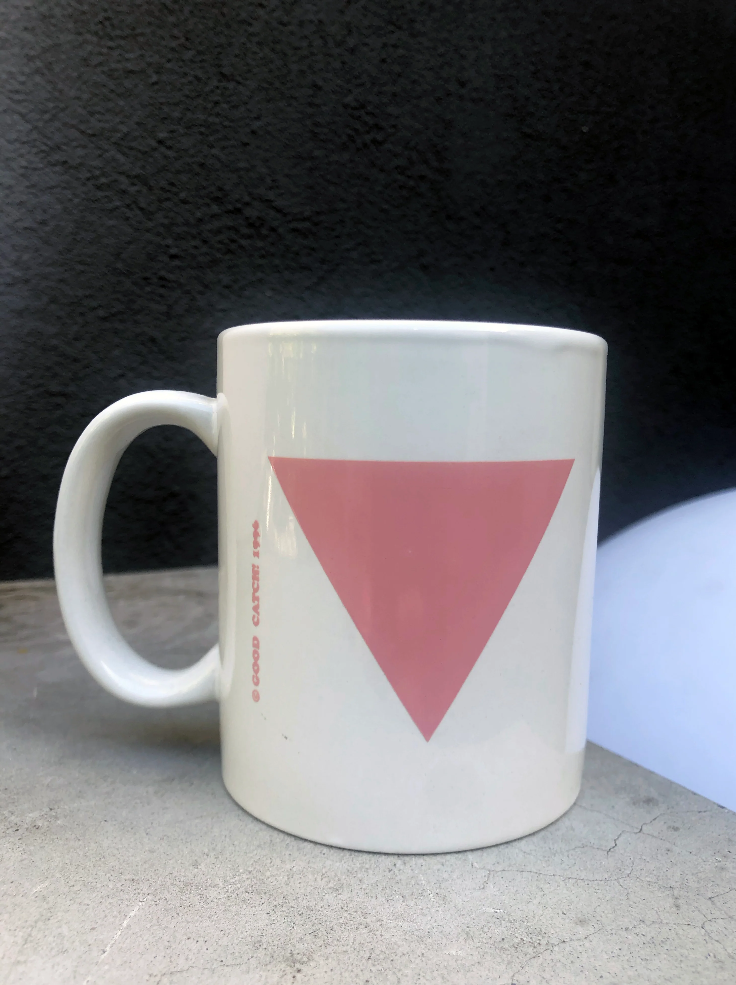 Pink triangle mug in white - Image 3